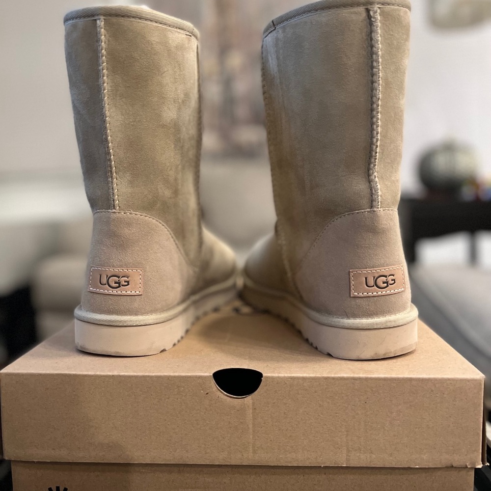UGG